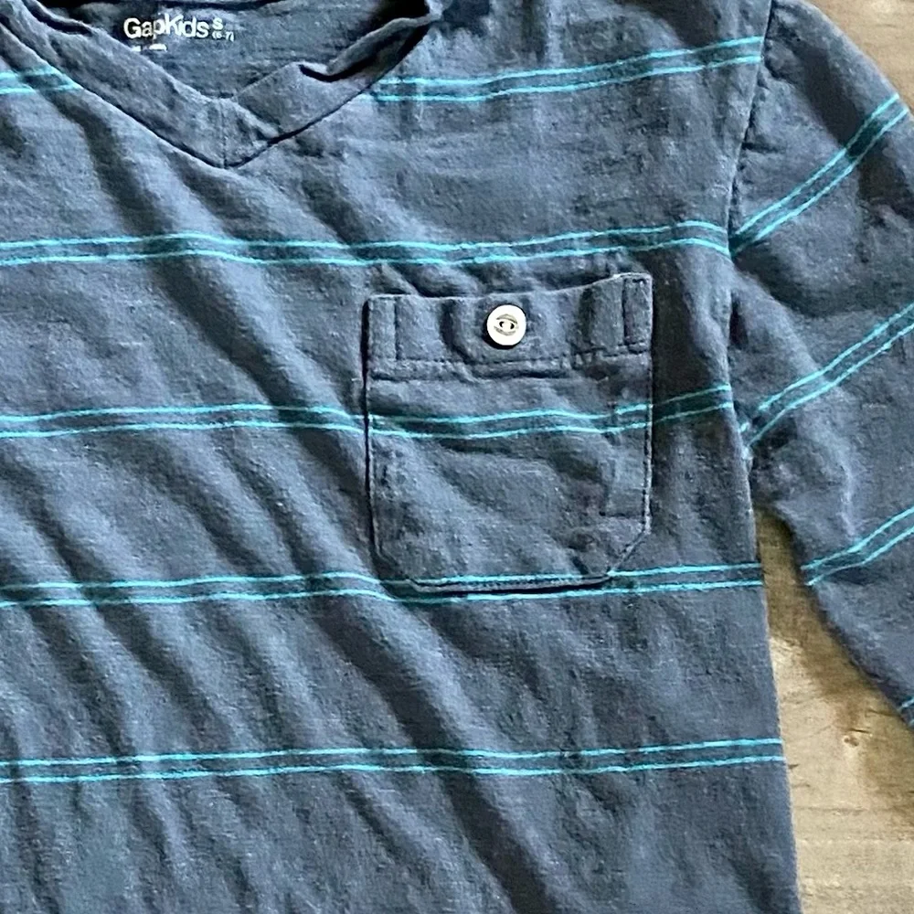 GAP Gray & Blue Striped Slub Knit V-neck Button Pocket Long Sleeve Tee